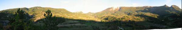 180 Grad Panorama des Tals von Cornillac